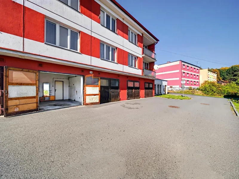 Prodej hezkého bytu 3+1 + lodžie s garáží v Manětíně.